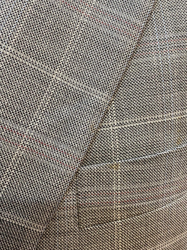 „Feines Karomuster aus Schurwolle und Seide in Nahaufnahme“