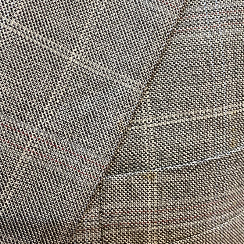 „Feines Karomuster aus Schurwolle und Seide in Nahaufnahme“