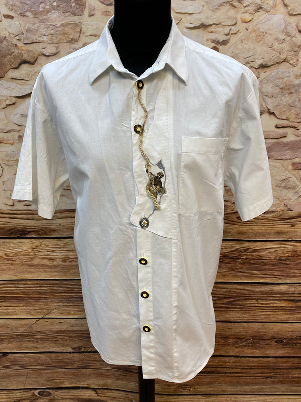 „Weißes Herren Kurzarm Trachtenhemd mit Stickerei und Zierkordel von Alphorn Trachtenmode“