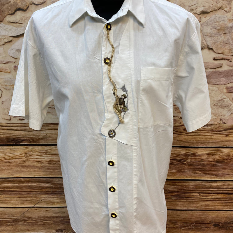 „Weißes Herren Kurzarm Trachtenhemd mit Stickerei und Zierkordel von Alphorn Trachtenmode“