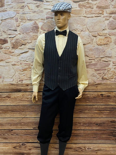 Vintage Herrenoutfit im Stil der 1920er Jahre: Schwarze Knickerbocker, gestreifte Weste, Hemd in Gr. 42, Fliege, Schiebermütze (Gr. 60) und Kniestrümpfe.