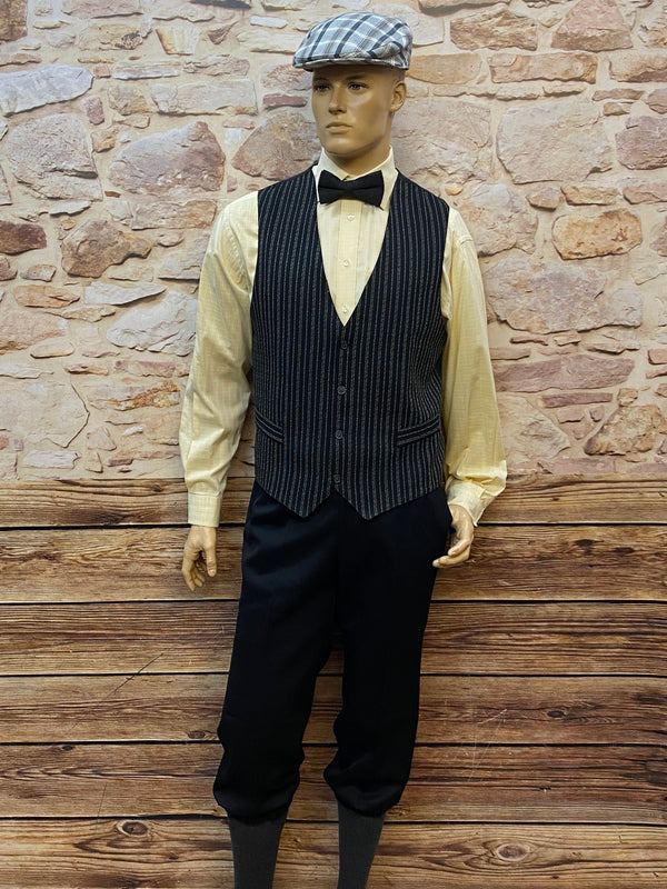 Vintage Herrenoutfit im Stil der 1920er Jahre: Schwarze Knickerbocker, gestreifte Weste, Hemd in Gr. 42, Fliege, Schiebermütze (Gr. 60) und Kniestrümpfe.