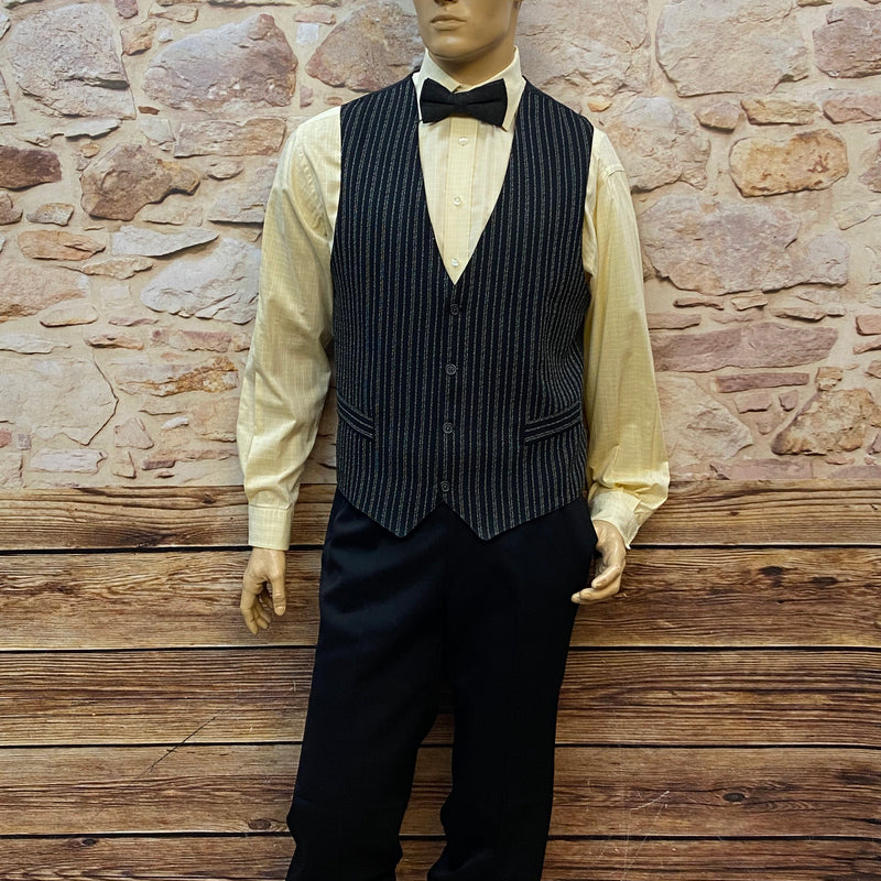 Vintage Herrenoutfit im Stil der 1920er Jahre: Schwarze Knickerbocker, gestreifte Weste, Hemd in Gr. 42, Fliege, Schiebermütze (Gr. 60) und Kniestrümpfe.