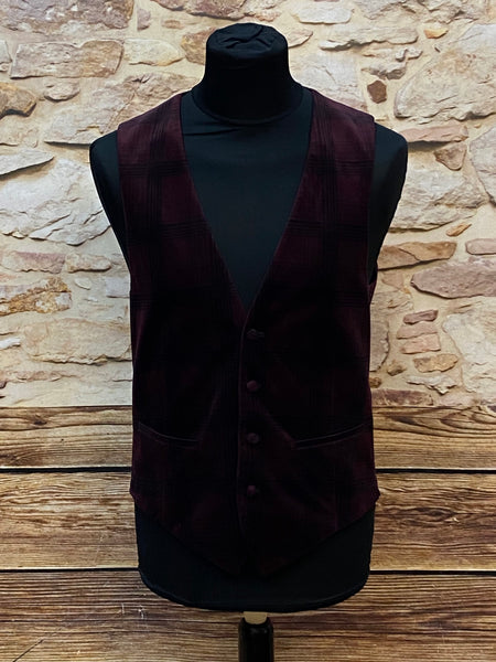 „Herren-Weste in Bordeaux mit Karomuster von Angelo Litrico, Slim Fit, Größe M, Vorderansicht“