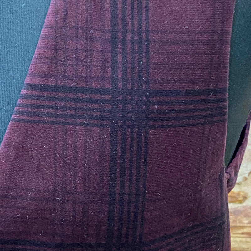 „Herren-Weste in Bordeaux mit Karomuster von Angelo Litrico, Slim Fit, Größe M, Nahaufnahme“