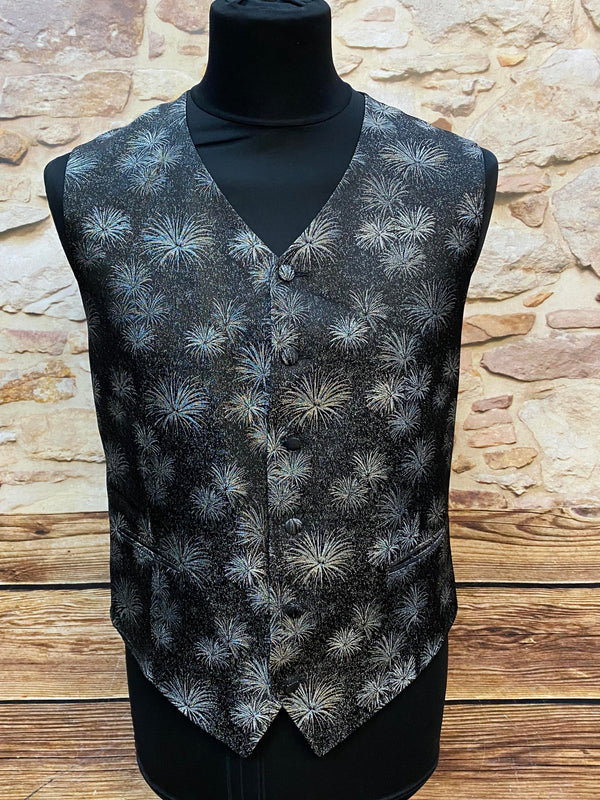 „Schwarze Vintage-Weste von Wilvorst mit silbernem Feuerwerksmuster, Vorderansicht auf Schneiderpuppe“