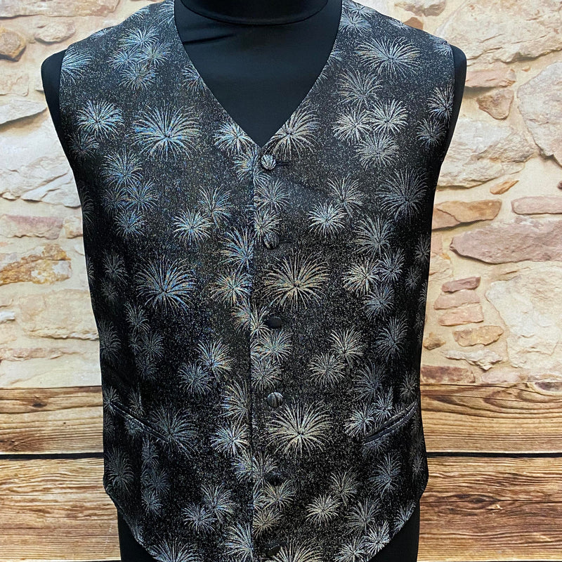 „Schwarze Vintage-Weste von Wilvorst mit silbernem Feuerwerksmuster, Vorderansicht auf Schneiderpuppe“
