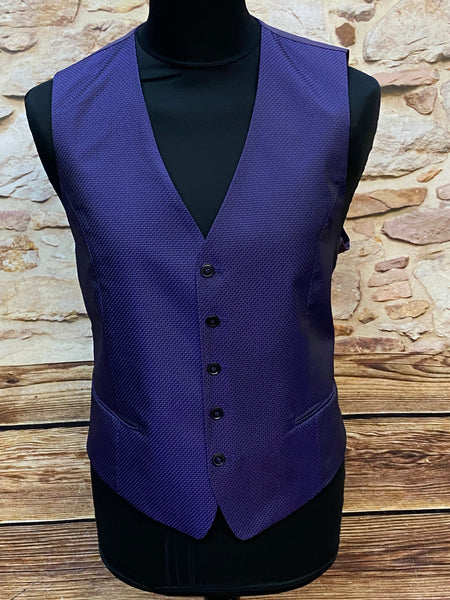 „Violette Vintage-Herrenweste in Größe 50 auf Schneiderpuppe“