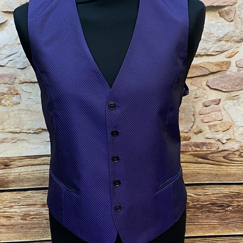 „Violette Vintage-Herrenweste in Größe 50 auf Schneiderpuppe“
