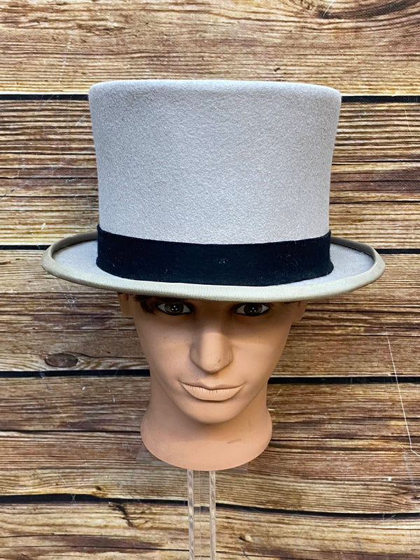 „Grauer Herren Zylinder Vintage frontal auf Kopfmodell“