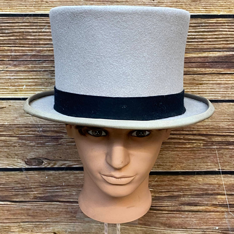 „Grauer Herren Zylinder Vintage frontal auf Kopfmodell“