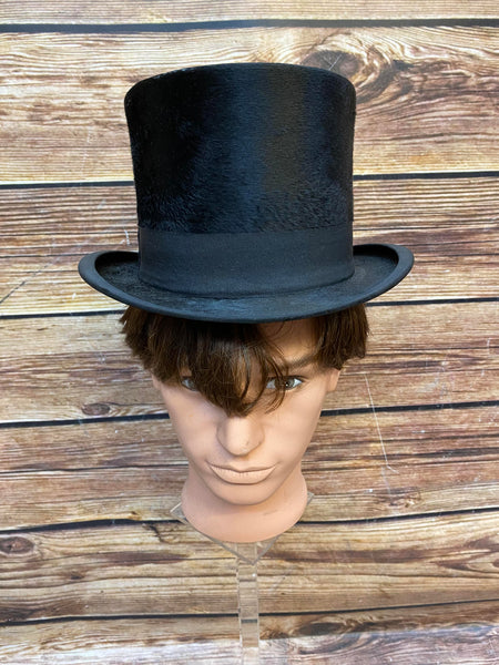 „Herren-Zylinder aus Maulwurffell in dunkler Farbe, Frontansicht“