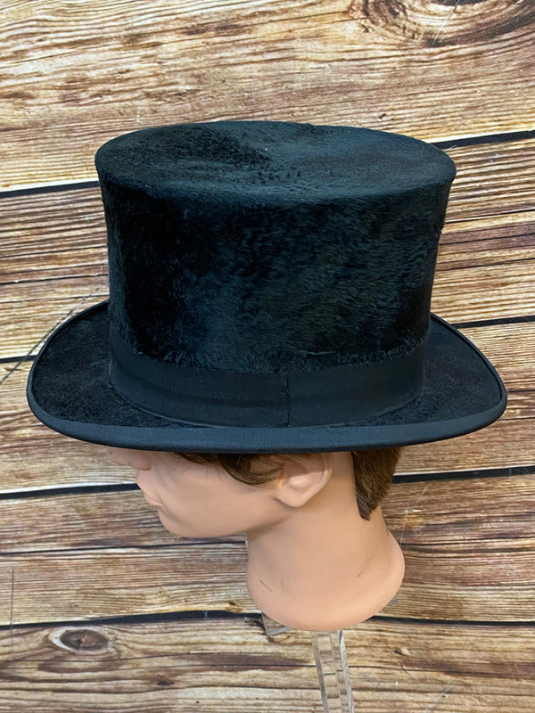 „Klassischer Herren-Zylinder aus Maulwurffell, Seitenansicht“