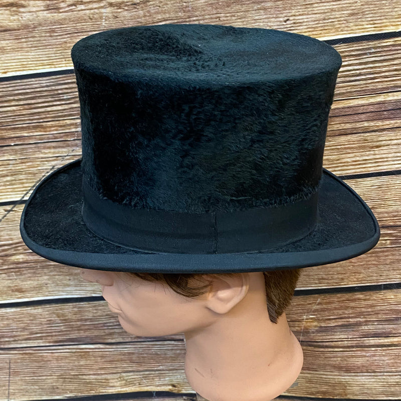 „Klassischer Herren-Zylinder aus Maulwurffell, Seitenansicht“