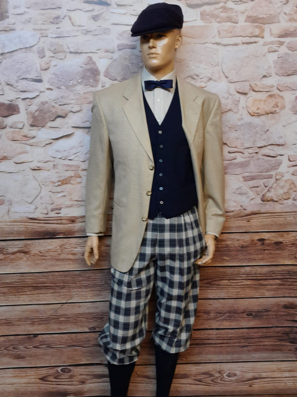 Vintage Herren-Kostüm mit karierter Knickerbocker Hose, einer dunkelen Weste, beiges Sakko, dunkle Kniestrümpfe, Fliege und Schiebermütze, Größe 50