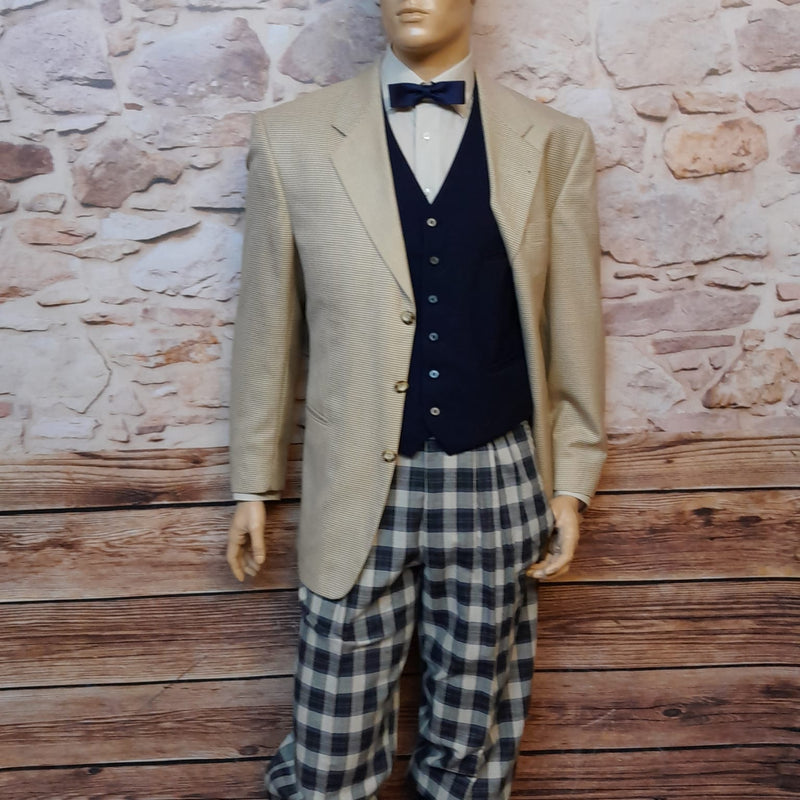 Vintage Herren-Kostüm mit karierter Knickerbocker Hose, einer dunkelen Weste, beiges Sakko, dunkle Kniestrümpfe, Fliege und Schiebermütze, Größe 50