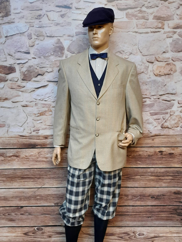 Vintage Herren-Kostüm mit karierter Knickerbocker Hose, einer dunkelen Weste, beiges Sakko, dunkle Kniestrümpfe, Fliege und Schiebermütze, Größe 50