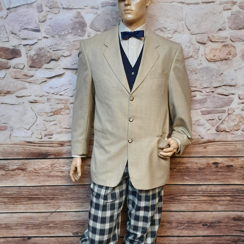 Vintage Herren-Kostüm mit karierter Knickerbocker Hose, einer dunkelen Weste, beiges Sakko, dunkle Kniestrümpfe, Fliege und Schiebermütze, Größe 50