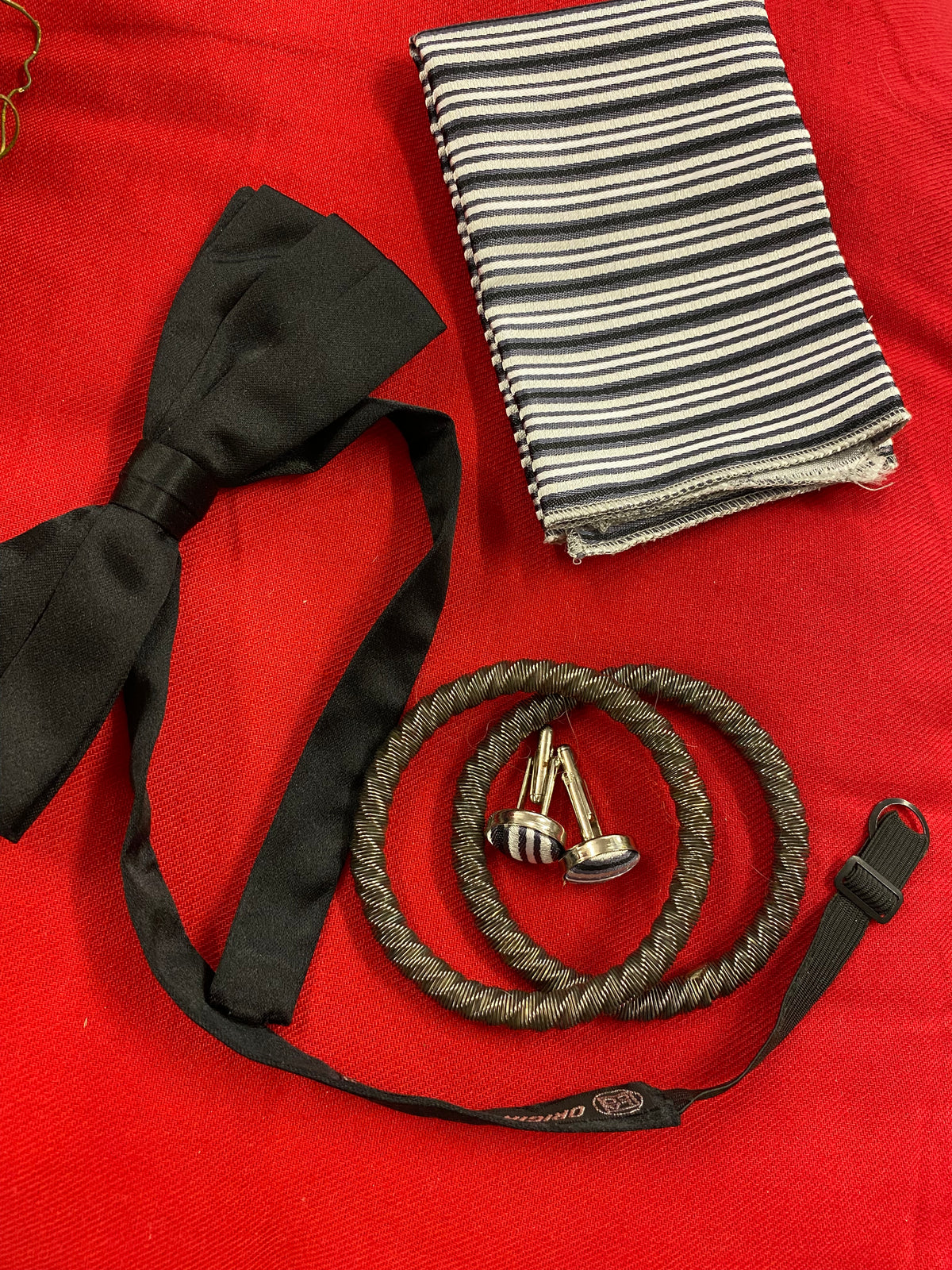 Herren-Accessoires, Set mit Einstecktuch, Fliege, Manschettenknöpfe, Ärmelhalter