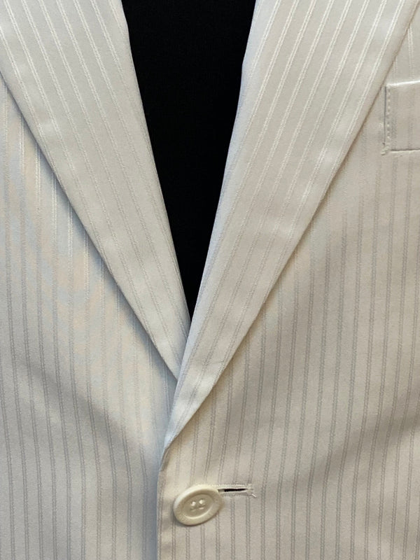„Detailaufnahme Revers weißer Herrenanzug mit feinem Nadelstreifen“