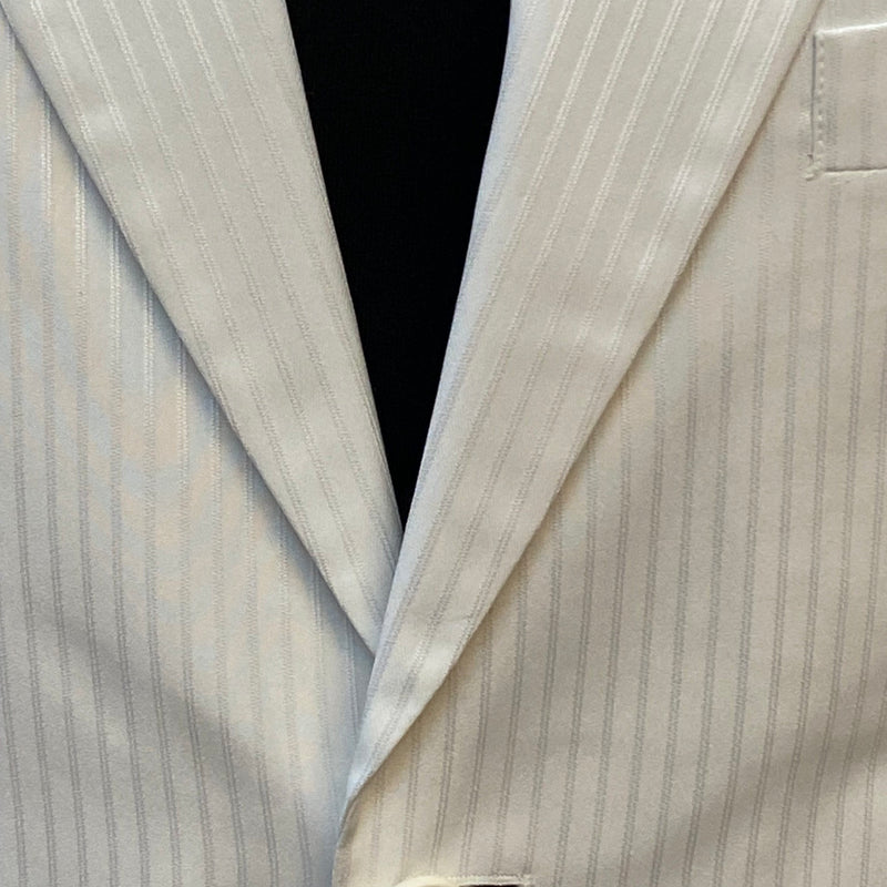 „Detailaufnahme Revers weißer Herrenanzug mit feinem Nadelstreifen“