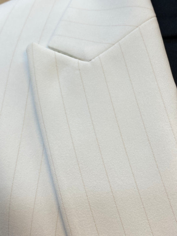 „Weißer Herrenanzug Nadelstreifen Sakko Größe 54 Detailansicht Revers und Knopfleiste“