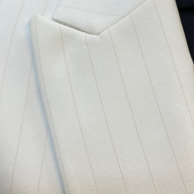 „Weißer Herrenanzug Nadelstreifen Sakko Größe 54 Detailansicht Revers und Knopfleiste“