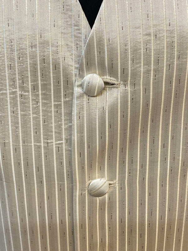 „Detail Herrenweste helle Streifenstruktur Knöpfe“