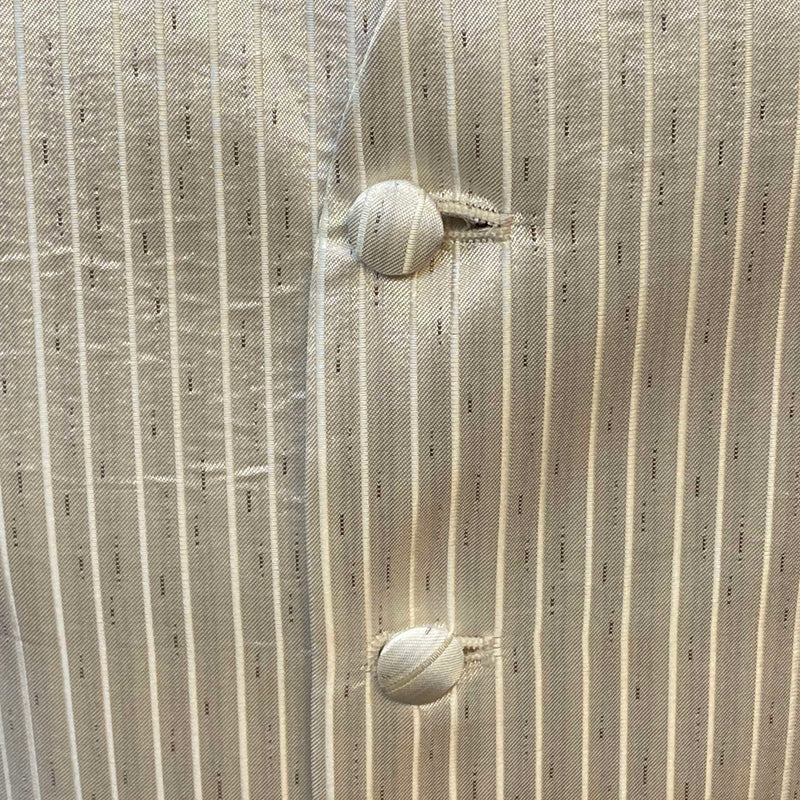 „Detail Herrenweste helle Streifenstruktur Knöpfe“