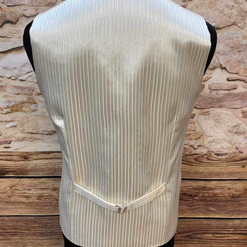 „Rückseite Herrenweste hell gleicher Stoff wie vorne“