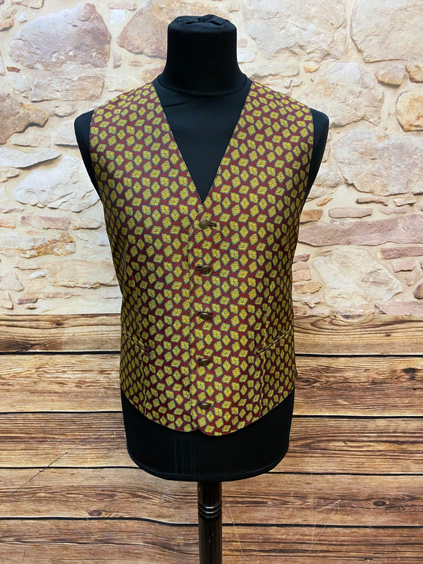 „Herrenweste gemustert in Bordeaux – Vorderansicht“