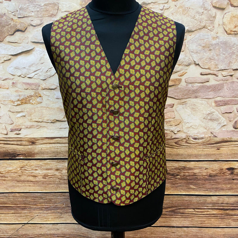 „Herrenweste gemustert in Bordeaux – Vorderansicht“