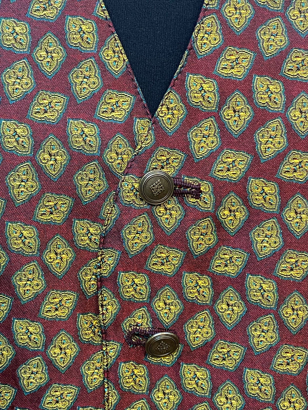 „Detailansicht gemusterte Herrenweste mit Knöpfen“