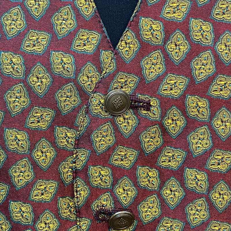 „Detailansicht gemusterte Herrenweste mit Knöpfen“