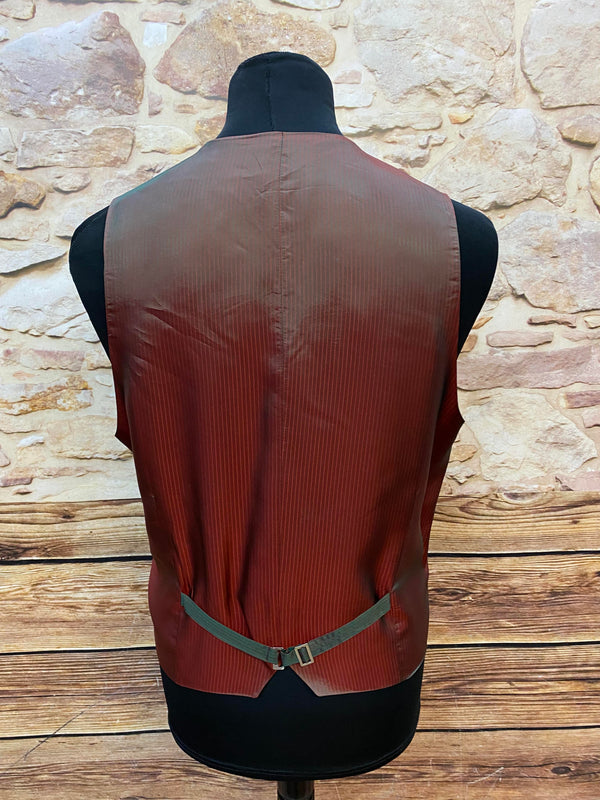 „Rückansicht Herrenweste mit verstellbarem Riegel“