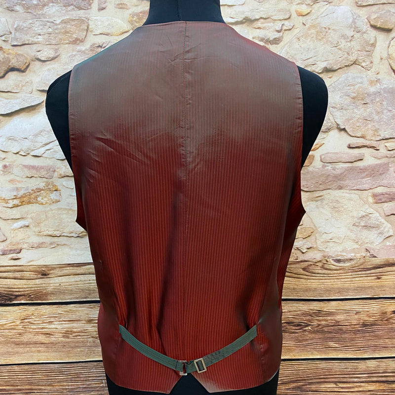 „Rückansicht Herrenweste mit verstellbarem Riegel“