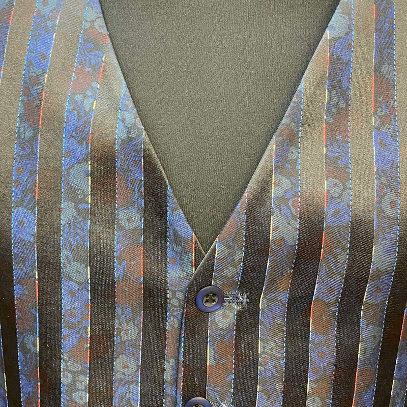 „Detail Herrenweste Streifenmuster blau schwarz“