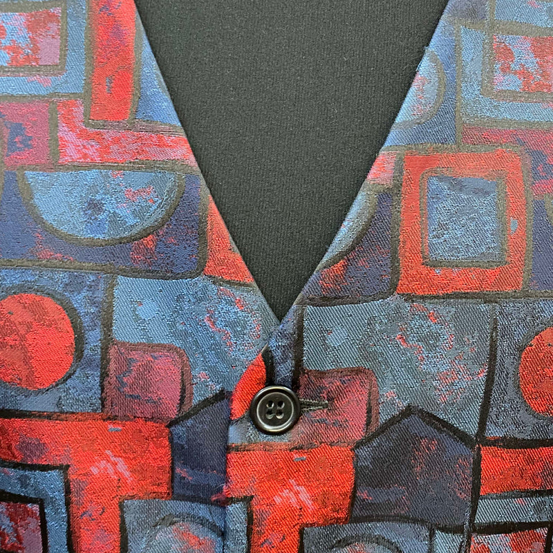 „Detail Herrenweste geometrisches Muster blau rot“