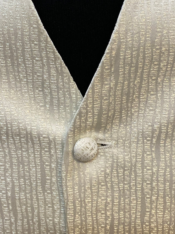 „Detail Herrenweste helle Struktur Stoffknöpfe“