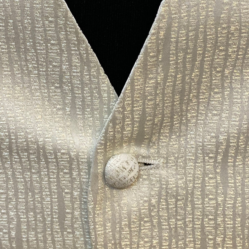 „Detail Herrenweste helle Struktur Stoffknöpfe“