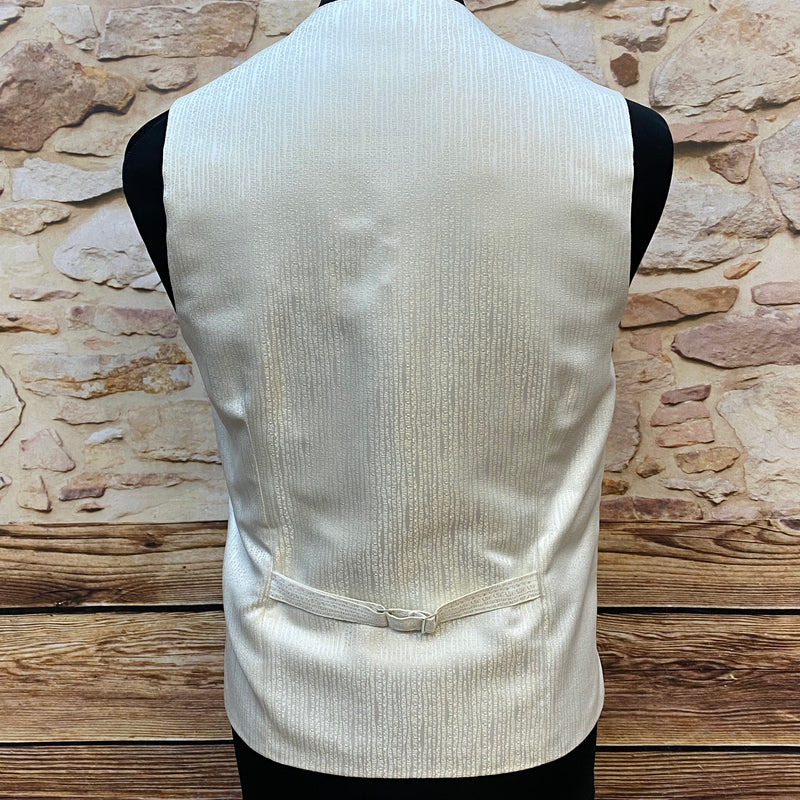 „Rückseite Herrenweste hell gleicher Stoff wie vorne“