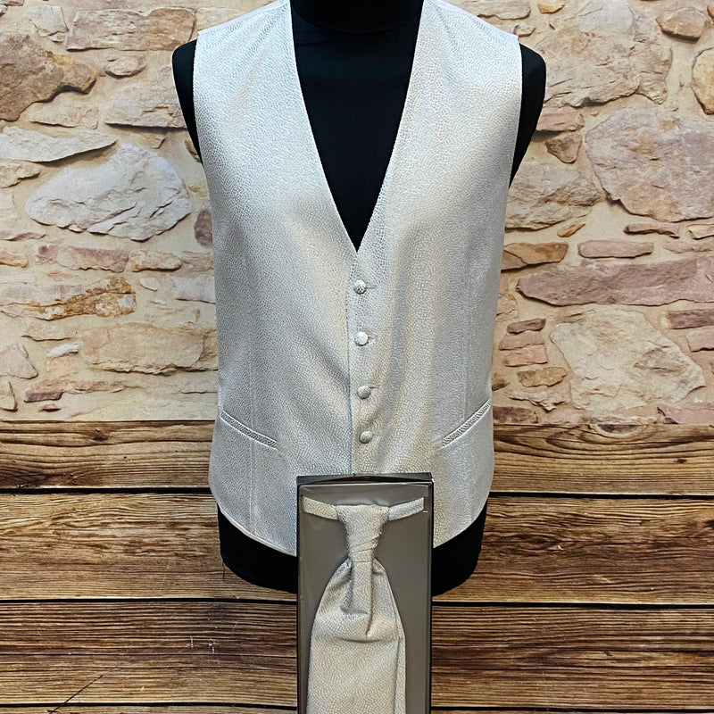 Hochzeitsweste mit Plastron und Einstecktuch von Wilvorst, Gr.106