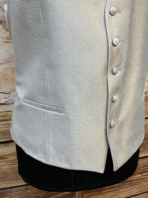 Hochzeitsweste mit Plastron und Einstecktuch von Wilvorst, Gr.106
