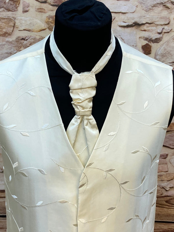 Edle Hochzeitsweste mit Plastron in Creme, Gr.114