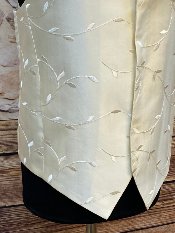 Edle Hochzeitsweste mit Plastron in Creme, Gr.114