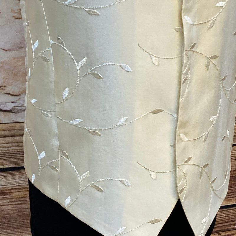 Edle Hochzeitsweste mit Plastron in Creme, Gr.114