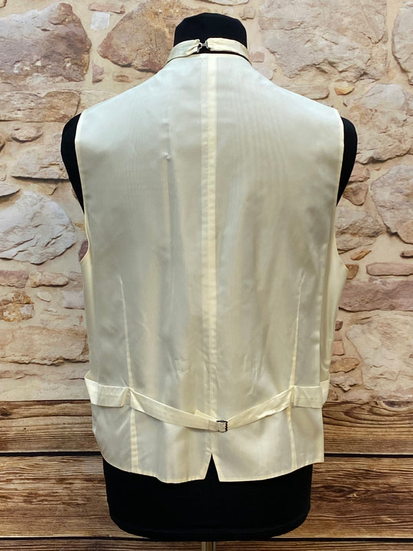 Edle Hochzeitsweste mit Plastron in Creme, Gr.114