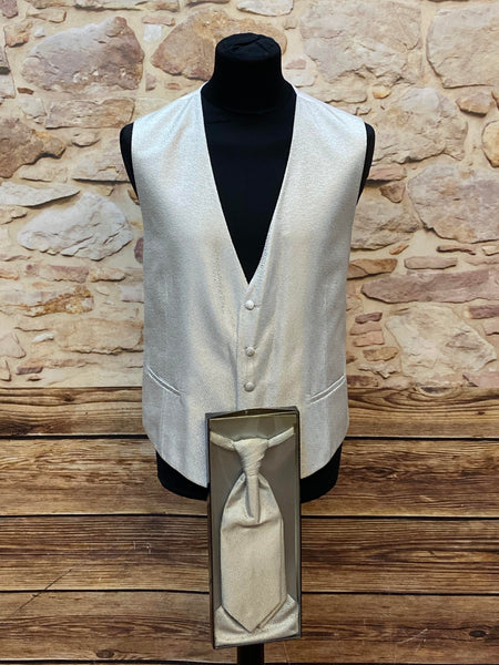 Exklusives 3-teiliges Hochzeitswesten-Set von Wilvorst in Elfenbein, Größe 58