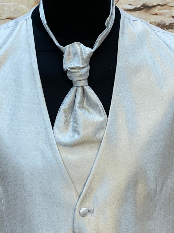 Elegante Hochzeitsweste in Elfenbein mit Plastron, Größe 54 von Wilvorst