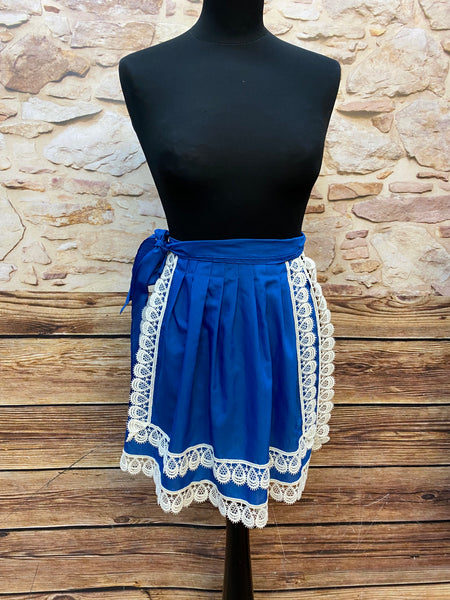 „Königsblaue Vintage-Dirndlschürze mit cremeweißer Spitzenkante und Falten vorn, kurz.“